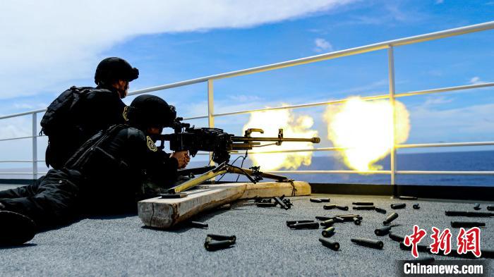 “和平方舟”號(hào)醫(yī)院船在西太平洋海域進(jìn)行反恐反海盜演練。圖為火力組隊(duì)員進(jìn)行警告射擊。　徐巍 攝