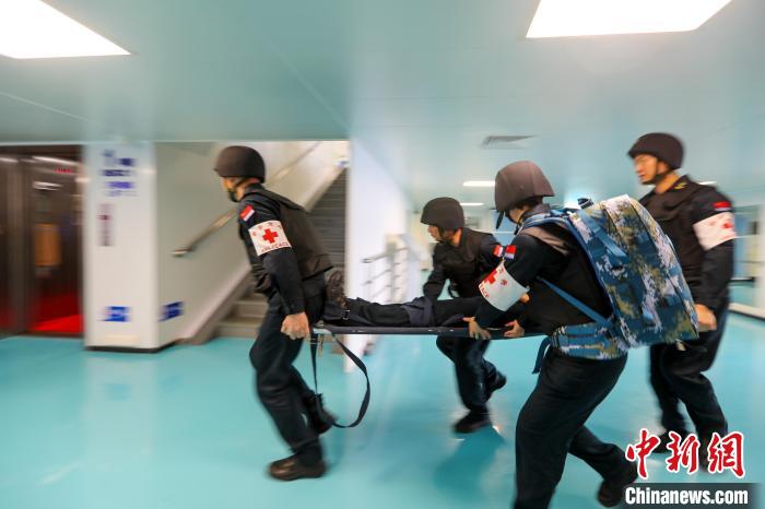 “和平方舟”號(hào)醫(yī)院船在西太平洋海域進(jìn)行反恐反海盜演練。圖為醫(yī)療救護(hù)組在轉(zhuǎn)運(yùn)“傷員”。　徐巍 攝