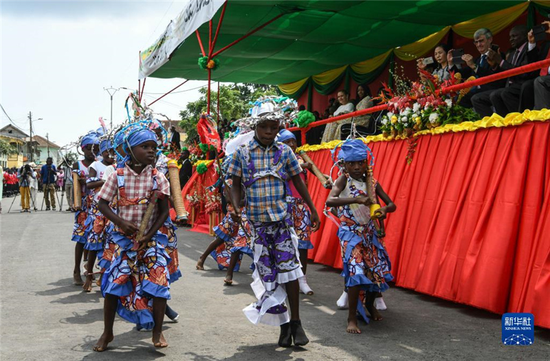 7月12日，演員在圣多美和普林西比圣多美島瓜達盧佩鎮(zhèn)舉行的獨立日慶典活動上表演。新華社記者 韓旭 攝