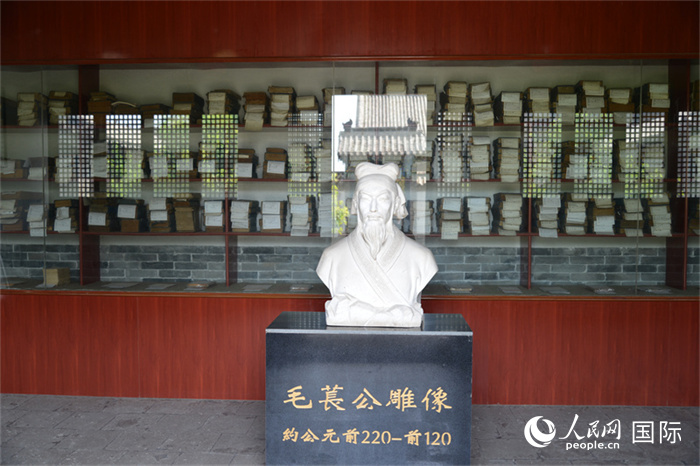 河間詩經(jīng)齋毛萇雕像。雕像后書櫥中陳列的是歷代各版本《詩經(jīng)》及譯本。 人民網(wǎng) 趙昭攝