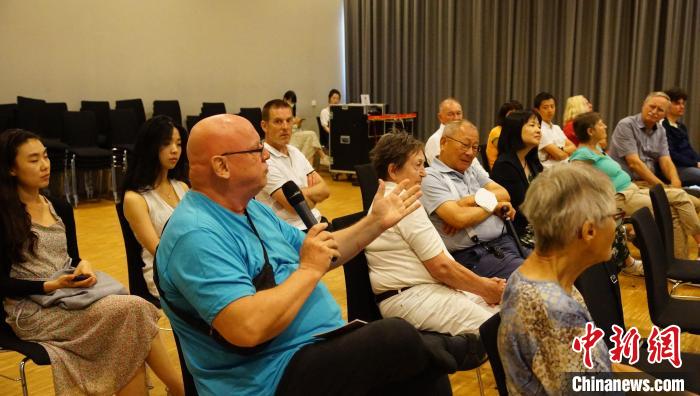 圖為現(xiàn)場觀眾提問?！“亓种袊幕行墓﹫D