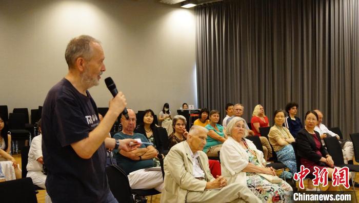 圖為現(xiàn)場觀眾提問?！“亓种袊幕行墓﹫D