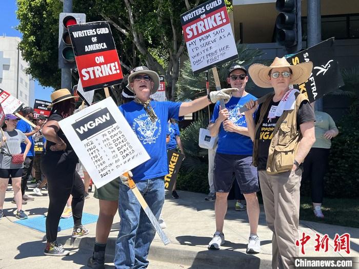 當(dāng)?shù)貢r(shí)間7月14日上午，華納兄弟、迪士尼等美國(guó)影視娛樂產(chǎn)業(yè)巨頭總部門前，有成百上千的人高舉“罷工”標(biāo)語(yǔ)牌游行示威。由于未能與美國(guó)電影和電視制片人聯(lián)盟(AMPTP)就新合同達(dá)成協(xié)議，擁有約16萬名會(huì)員的好萊塢三大工會(huì)之一美國(guó)影視演員協(xié)會(huì)(SAG-AFTRA)發(fā)起罷工，于14日起在洛杉磯和紐約的十余家制片公司外示威游行。 <a target='_blank' href='/'><p  align=