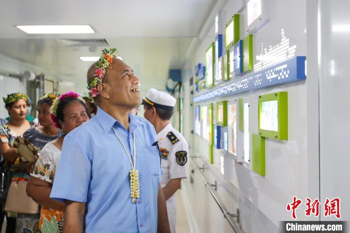 基里巴斯總統(tǒng)等政要參觀(guān)海上醫(yī)院?！⌒煳?攝
