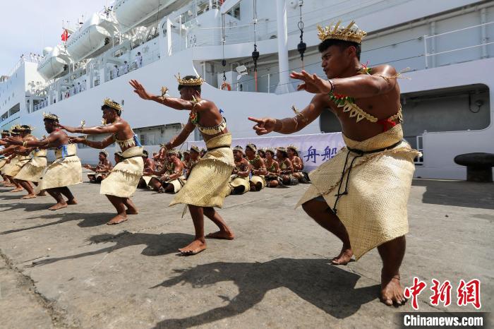 基方民眾表演當(dāng)?shù)靥厣璧福瑲g迎“和平方舟”號(hào)醫(yī)院船來(lái)訪(fǎng)?！⌒煳?攝