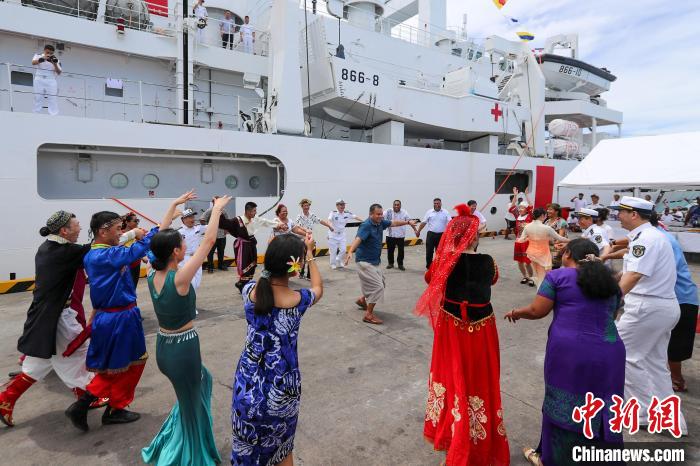 中基雙方人員在碼頭歡迎儀式上歡聚一堂?！⌒煳?攝