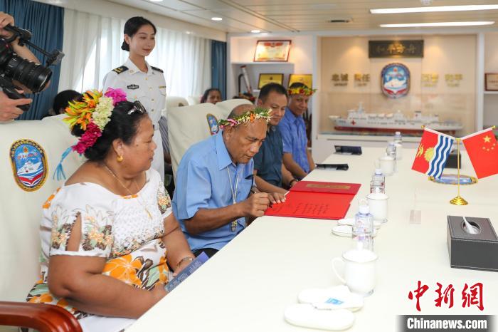 基里巴斯總統(tǒng)塔內(nèi)?！ゑR茂為“和平方舟”醫(yī)院船留言。　徐巍 攝