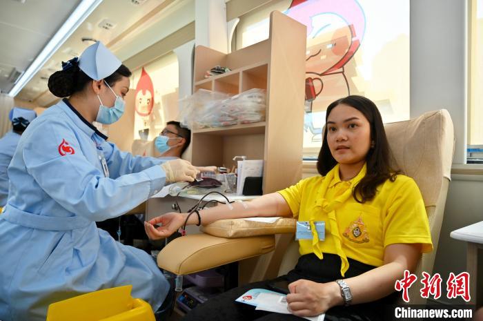 圖為獻(xiàn)血活動現(xiàn)場。　俞靖 攝