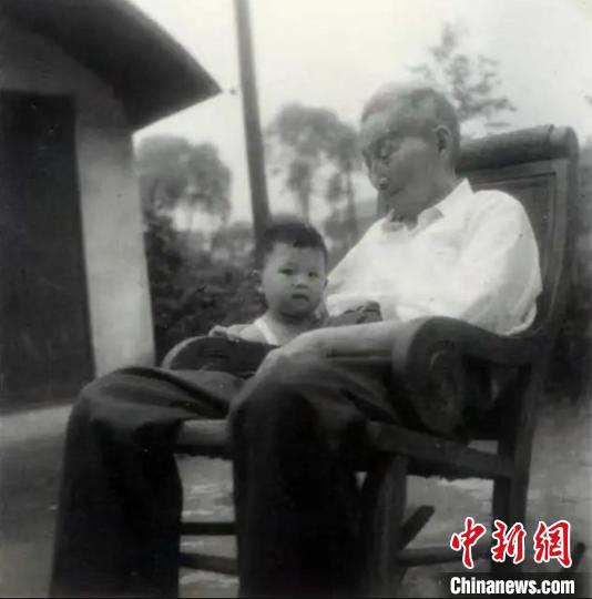 陳望道與幼年的陳曉帆?！￡悤苑﹫D