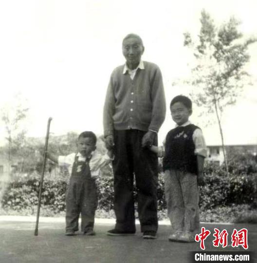 陳望道與幼年的陳曉帆(左)、陳曉帆的哥哥一起合影?！￡悤苑﹫D