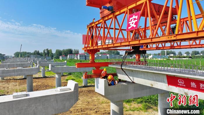 長25米重80噸的箱梁平穩(wěn)、精準(zhǔn)地落在S314分離式立交橋25號(hào)和26號(hào)墩上?！⒂癫?攝