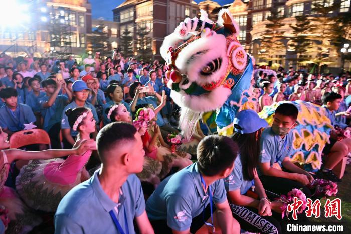 舞獅表演與現(xiàn)場(chǎng)觀眾互動(dòng)?！⊥鯑|明 攝