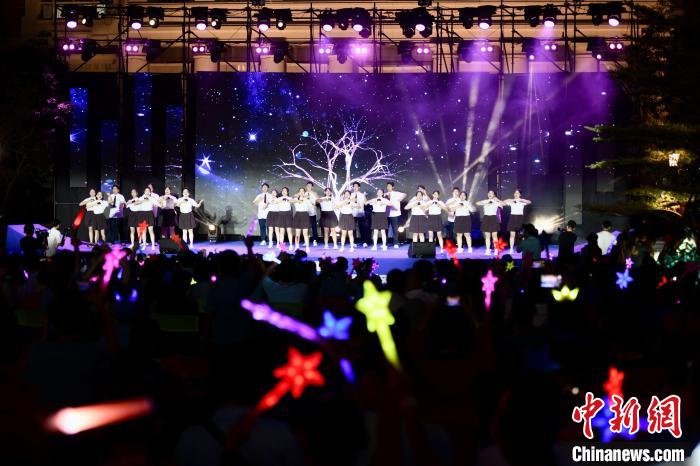 合唱表演《夜空中最亮的星》?！⊥鯑|明 攝