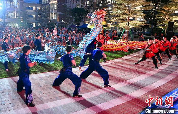 兩岸青少年同臺(tái)呈現(xiàn)龍獅表演?！⊥鯑|明 攝