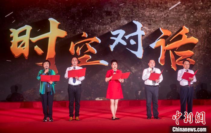 陶侃與陳望道之孫陳曉帆、顏福慶之孫顏志淵、榮毅仁侄女榮智豐深情朗誦《與統(tǒng)戰(zhàn)先輩的時(shí)空對(duì)話》?！堦?攝