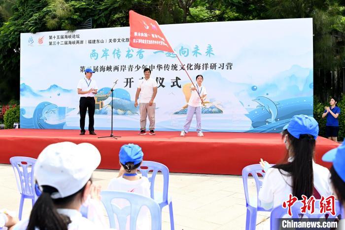 研習(xí)營授旗儀式?！埥鸫?攝