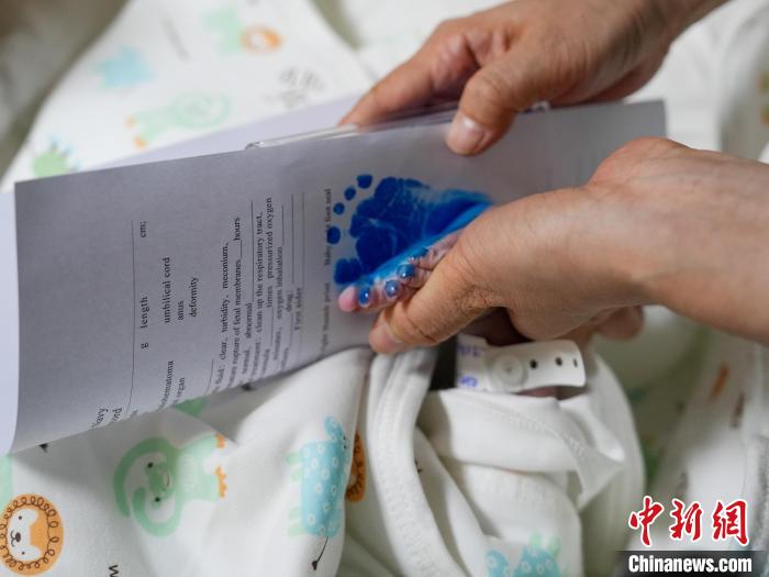 醫(yī)護人員為新生兒留下腳印?！?攝