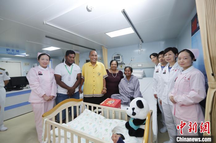 基里巴斯總統(tǒng)馬茂與海上醫(yī)院醫(yī)護人員、新生兒家人合影。　黎宇 攝