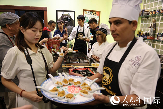 7月19日，參加美食活動(dòng)的多國代表品嘗泰式傳統(tǒng)美食。人民網(wǎng)記者 張矜若攝