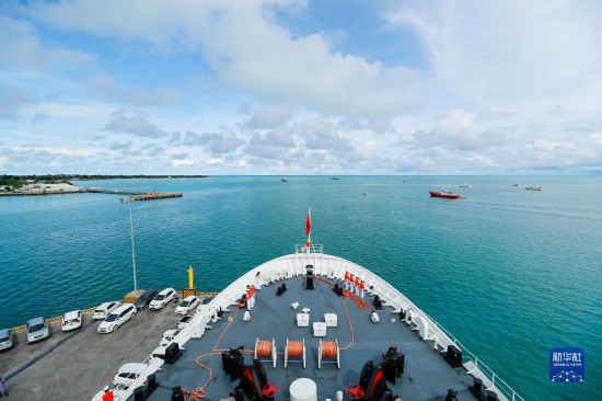 7月22日，中國(guó)海軍“和平方舟”號(hào)醫(yī)院船駛離基里巴斯首都塔拉瓦。當(dāng)?shù)貢r(shí)間22日上午10時(shí)，執(zhí)行“和諧使命-2023”任務(wù)的中國(guó)海軍“和平方舟”號(hào)醫(yī)院船圓滿(mǎn)結(jié)束對(duì)基里巴斯的首次訪問(wèn)，駛離基里巴斯首都塔拉瓦，前往本次任務(wù)的第二站湯加努庫(kù)阿洛法港。新華社發(fā)（黎宇 攝）