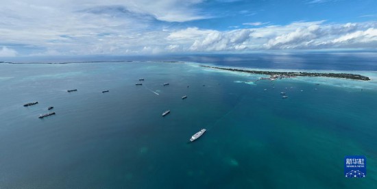 7月22日，中國(guó)海軍“和平方舟”號(hào)醫(yī)院船結(jié)束基里巴斯訪問(wèn)，駛離塔拉瓦港。新華社發(fā)（桂江波 攝）