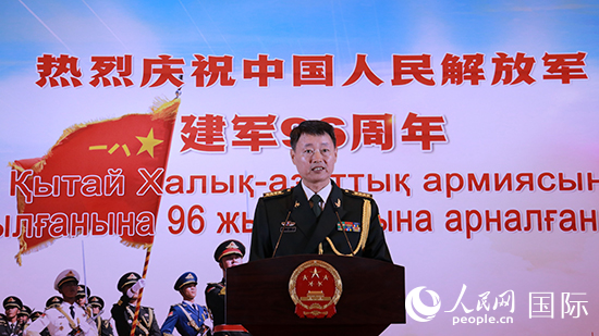 國防武官胡德君大校發(fā)表致辭。人民網記者 李強攝