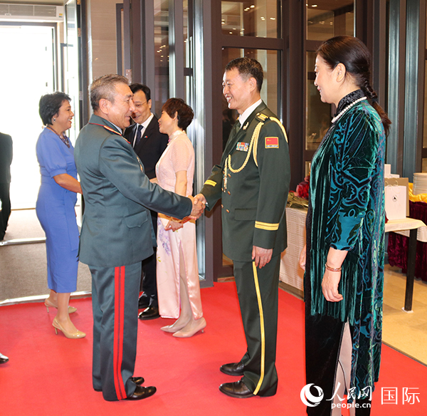 國防武官胡德君大校迎接賓客。人民網記者李強攝