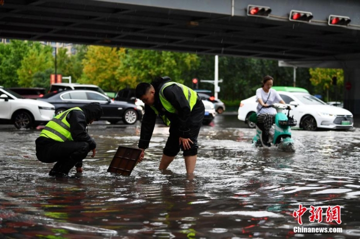 7月30日，河北省持續(xù)發(fā)布暴雨紅色預(yù)警信號。受今年第5號臺風(fēng)“杜蘇芮”殘余環(huán)流影響，7月28日以來，地處華北地區(qū)的河北省大部出現(xiàn)降雨。30日17時，該省氣象臺發(fā)布當(dāng)日第三次暴雨紅色預(yù)警信號。石家莊市城區(qū)不少區(qū)域積水嚴(yán)重，城管、環(huán)衛(wèi)、園林、市政等部門緊急出動，聯(lián)合疏堵保暢，筑牢防汛安全屏障。圖為石家莊裕華區(qū)城管局防汛隊(duì)員對沿街收水井進(jìn)行雜物清理，以保證排水暢通。翟羽佳 攝