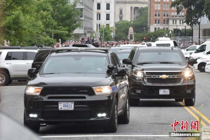 圖為結束出庭后，特朗普車隊駛離聯(lián)邦法院。<a target='_blank' href='/'><p  align=