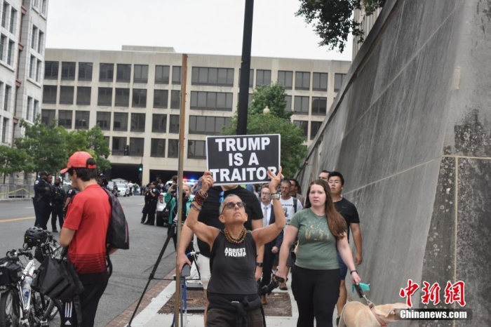 圖為聯(lián)邦法院附近的特朗普反對者。<a target='_blank' href='/'><p  align=