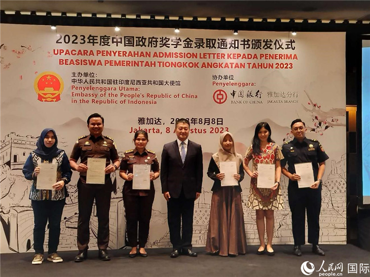陸慷大使與獲得中國政府獎學金的印尼學子合影。 人民網記者 李培松攝