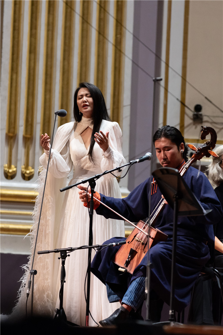 圖片說明： 8月5日，2023愛丁堡國際藝術(shù)節(jié)開幕式音樂會《慈悲頌》的演出現(xiàn)場。藝術(shù)節(jié)組委會供圖