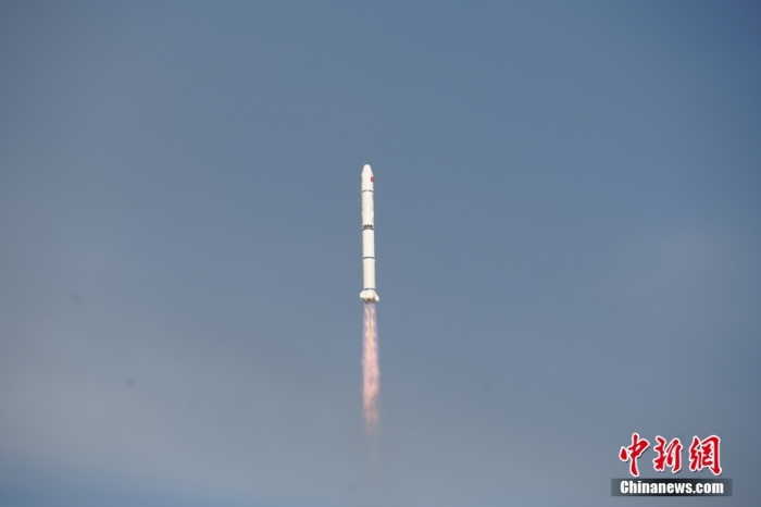 北京時(shí)間2023年8月9日6時(shí)53分，我國(guó)在太原衛(wèi)星發(fā)射中心使用長(zhǎng)征二號(hào)丙運(yùn)載火箭，成功將環(huán)境減災(zāi)二號(hào)06星發(fā)射升空，衛(wèi)星順利送入預(yù)定軌道，發(fā)射任務(wù)獲得圓滿成功。此次任務(wù)是長(zhǎng)征系列運(yùn)載火箭第482次飛行。馮陽(yáng) 攝
