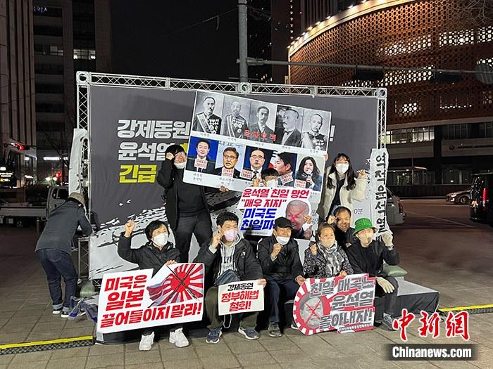資料圖：韓國公民團體聯(lián)盟在首爾廣場舉行燭光守夜活動。