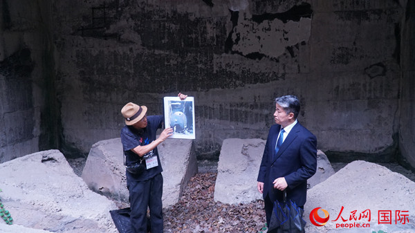 毒氣島歷史研究所事務局長山內正之在毒氣儲存遺址為大家介紹日軍發(fā)動毒氣戰(zhàn)的罪證。人民網(wǎng) 蔣曉辰攝