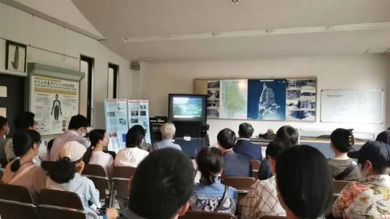 觀看日軍發(fā)動毒氣戰(zhàn)的影像資料。中國駐大阪總領事館供圖