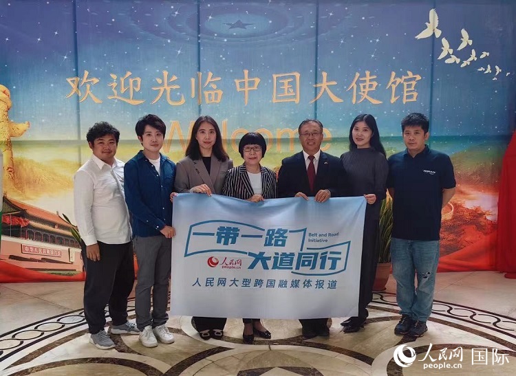 崔建春大使（右三）與人民網(wǎng)記者合影。