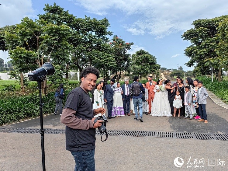 一對新人和親友在亞的斯亞貝巴友誼廣場合影。人民網(wǎng)記者 陳星星攝
