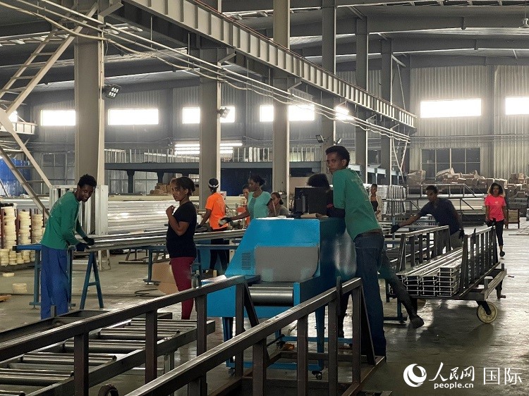 東方工業(yè)園華嘉鋁業(yè)生產(chǎn)車間。人民網(wǎng)記者 趙艷紅攝