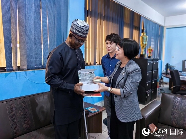 人民網(wǎng)監(jiān)事會主席唐維紅（右一）帶隊訪問尼日利亞通訊社，與該社總裁布克·龐勒（左一）交流。人民網(wǎng)記者 陳星星攝