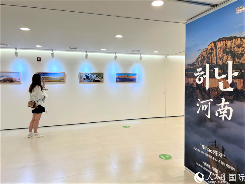 2.民眾參觀“看九曲黃河 聽(tīng)華夏故事”主題展。人民網(wǎng)記者 馬菲攝