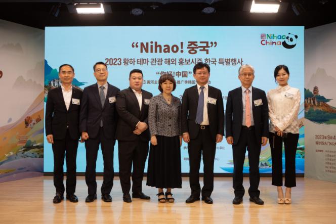 1.“你好！中國(guó)”2023黃河主題旅游海外推廣季韓國(guó)專場(chǎng)活動(dòng)5日在首爾舉行，圖為現(xiàn)場(chǎng)嘉賓合影。中國(guó)駐首爾旅游辦事處供圖