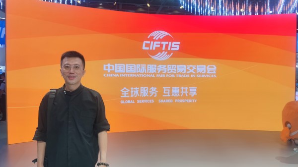 9月2日，梁家僖在國(guó)家會(huì)議中心拍照留念。受訪者供圖