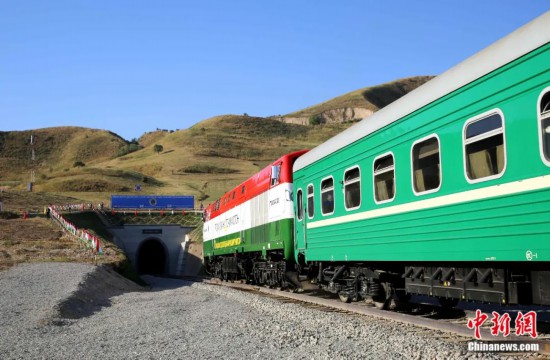 2016年8月24日，塔吉克斯坦“瓦赫達(dá)特-亞灣”鐵路通車。這是絲綢之路經(jīng)濟(jì)帶框架下首個開工并建成的鐵路項目，具標(biāo)志性意義。圖為火車進(jìn)入由中鐵十九局集團(tuán)有限公司承建的隧道。文龍杰 攝