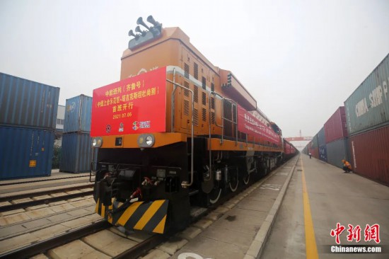 2021年7月5日，中國—上海合作組織地方經(jīng)貿(mào)合作示范區(qū)（簡稱“上合示范區(qū)”）前往塔吉克斯坦首都杜尚別的首班中歐班列（齊魯號）“上合快線”發(fā)出，從上合示范區(qū)青島多式聯(lián)運(yùn)中心啟程，為中國及日本、韓國等周邊國家和地區(qū)與塔吉克斯坦經(jīng)貿(mào)往來提供了全新的物流解決方案。胡耀杰 攝