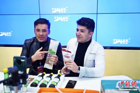 2023年3月，甘肅省慶陽市環(huán)縣電商創(chuàng)業(yè)孵化基地內(nèi)，來自蘭州文理學(xué)院的塔吉克斯坦留學(xué)生正在協(xié)助主播直播帶貨當(dāng)?shù)剞r(nóng)特產(chǎn)品。李亞龍 攝