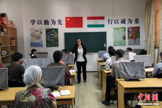 2014年，塔吉克斯坦國立民族大學(xué)的孔子學(xué)院內(nèi)，教師正在為塔吉克斯坦學(xué)生授課。田冰 攝