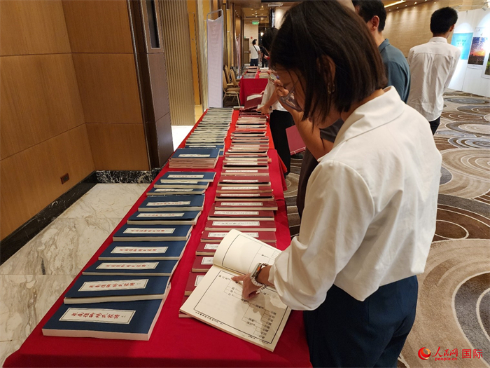 現(xiàn)場嘉賓參觀“根脈尋蹤”泉州百個家族移民菲律賓族譜展。人民網(wǎng)記者 樊帆攝