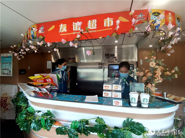 中老鐵路國(guó)際旅客列車?yán)锏摹坝颜x超市”。人民網(wǎng) 杜明明攝