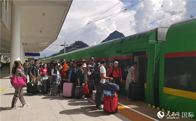 乘坐中老鐵路國(guó)際旅客列車的旅客在老撾瑯勃拉邦站排隊(duì)上車。人民網(wǎng)記者 杜明明攝
